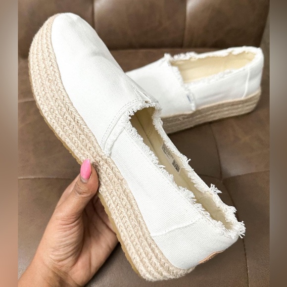 Toms Cream Canvas Espadrilles - Picture 1 of 8
